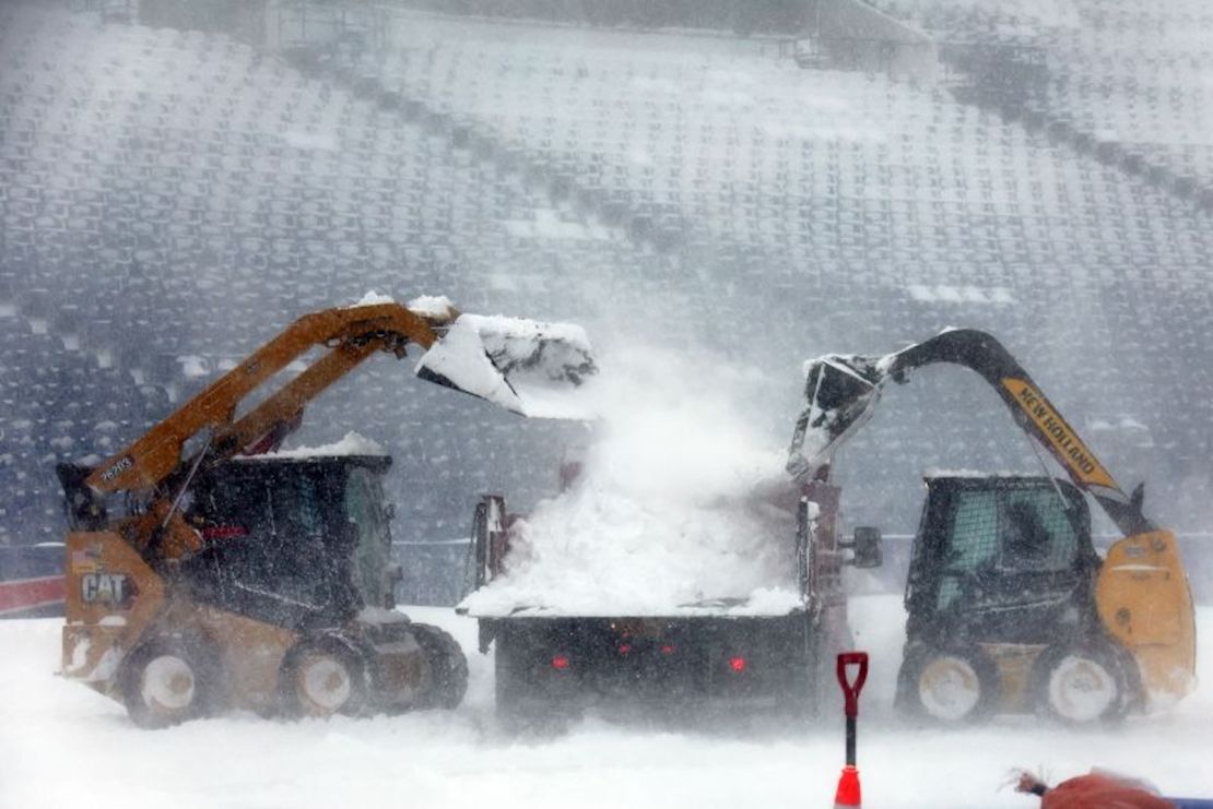 Trabajadores quitan la nieve del estadio Highmark en Orchard Park, Nueva York, el domingo.