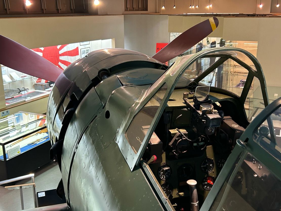 Los visitantes del museo en la Base Aérea de Kanoya, Japón, pueden echar un vistazo al interior de la cabina de un avión de combate similar a los que pilotaban los kamikazes.