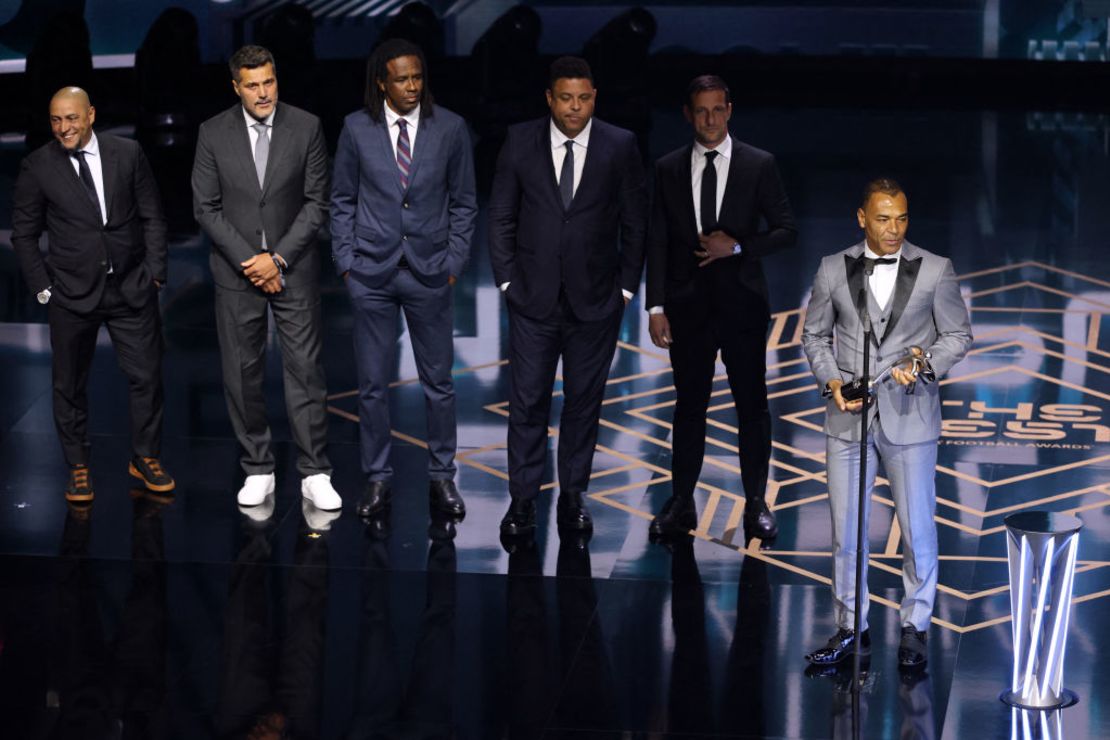 Cafú, acompañado de otros brillantes exjugadores de Brasil, aceptó el premio en nombre de la federación. Crédito: ADRIAN DENNIS/AFP via Getty Images