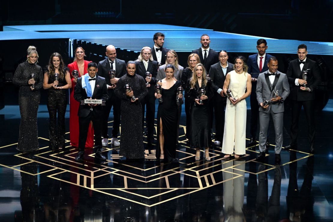 Los ganadores en el escenario del Apollo Theatre el 15 de enero de 2024 en Londres, Inglaterra, durante la ceremonia del premio The Best de la FIFA. Crédito: Kate Green/FIFA vía Getty Images