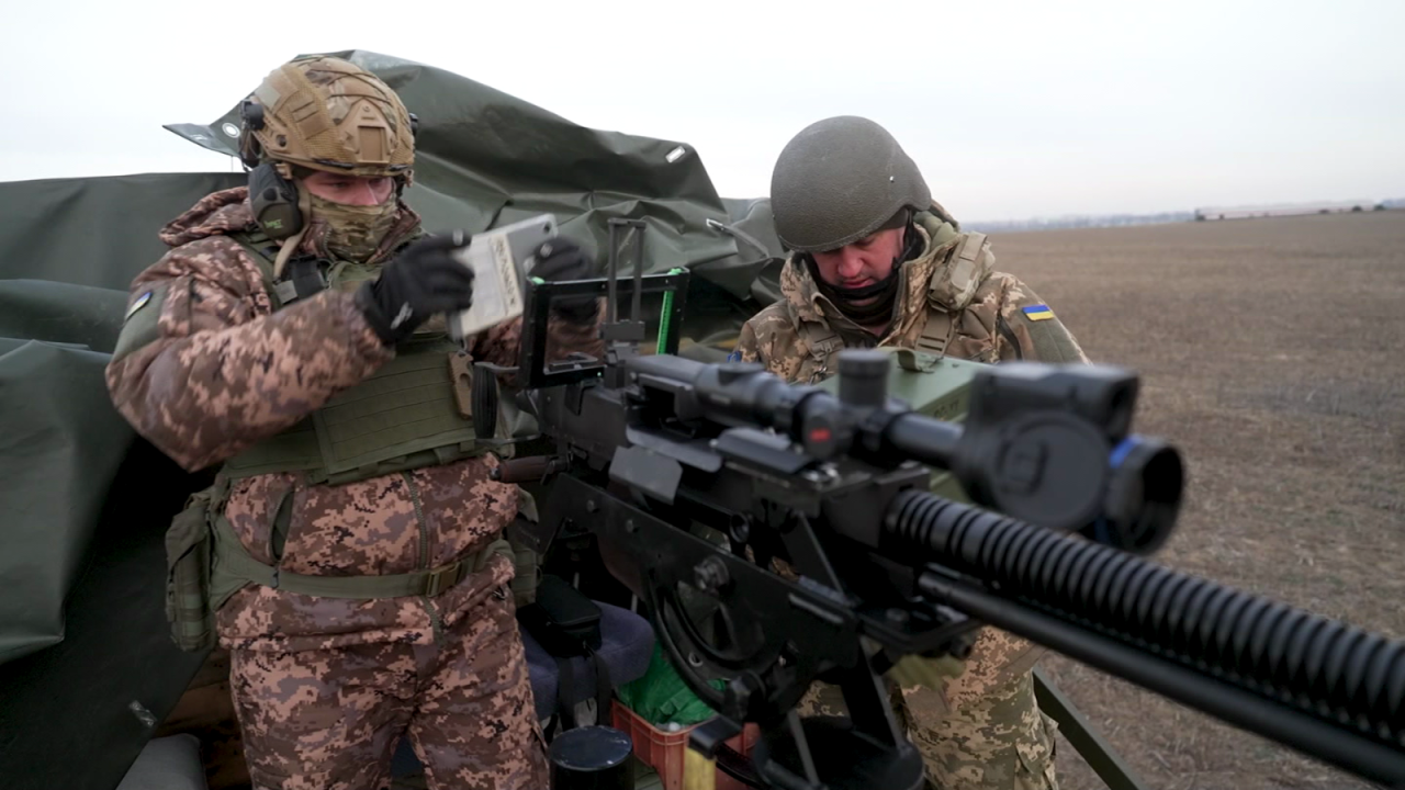 CNNE 1549362 - un video muestra a soldados ucranianos derribando drones rusos