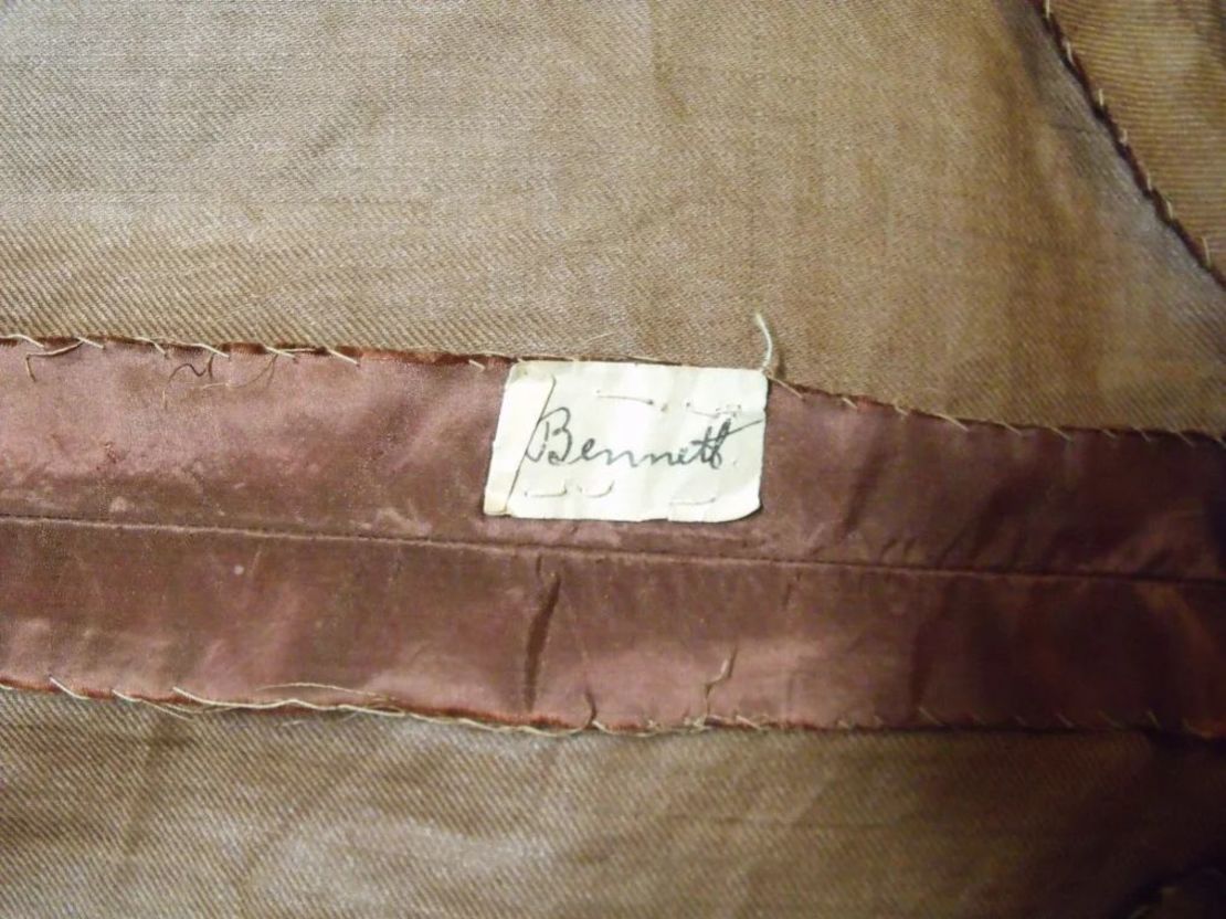 Cosida en el interior del vestido estaba esta etiqueta con el nombre, en la que se leía "Bennett". Crédito: Sara Rivers Cofield