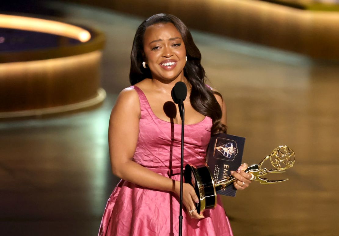 Quinta Brunson, actriz de "Abbott Elementary" recibe el premio a mejor actriz en una serie de comedia.