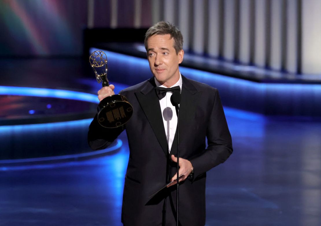 Matthew Macfadyen recibe el premio a actor de reparto en una serie dramática por su papel en "Succession" durante la edición 75 de los premios Emmy en el Peacock Theater el 15 de enero de 2024 en Los Ángeles, California.