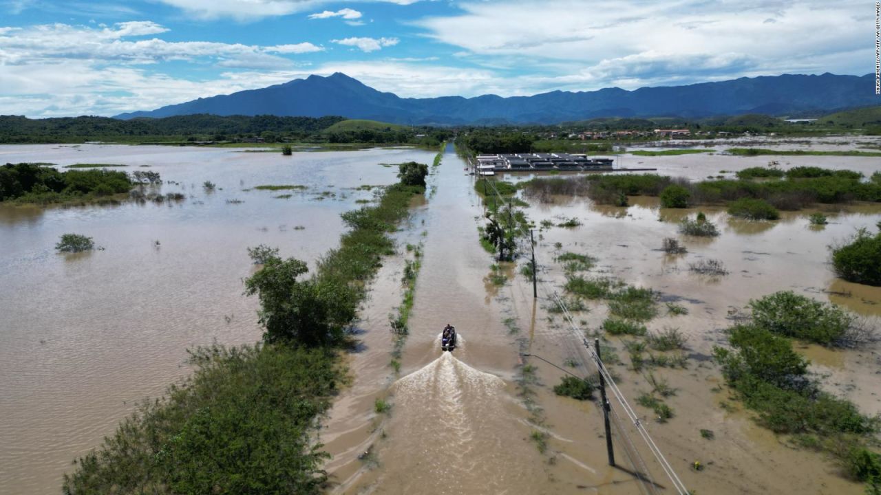 CNNE 1549485 - videos captan devastacion tras mortales inundaciones en brasil