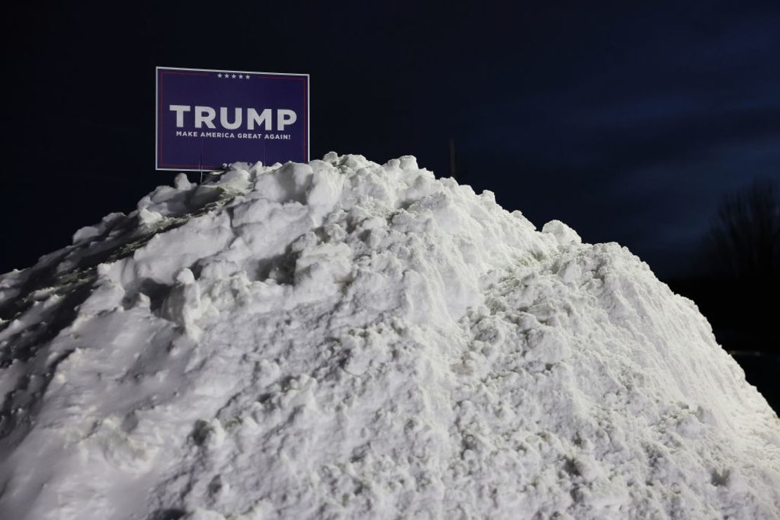 Un cartel de la campaña de Trump sobre un montículo de nieve en Clive, Iowa.