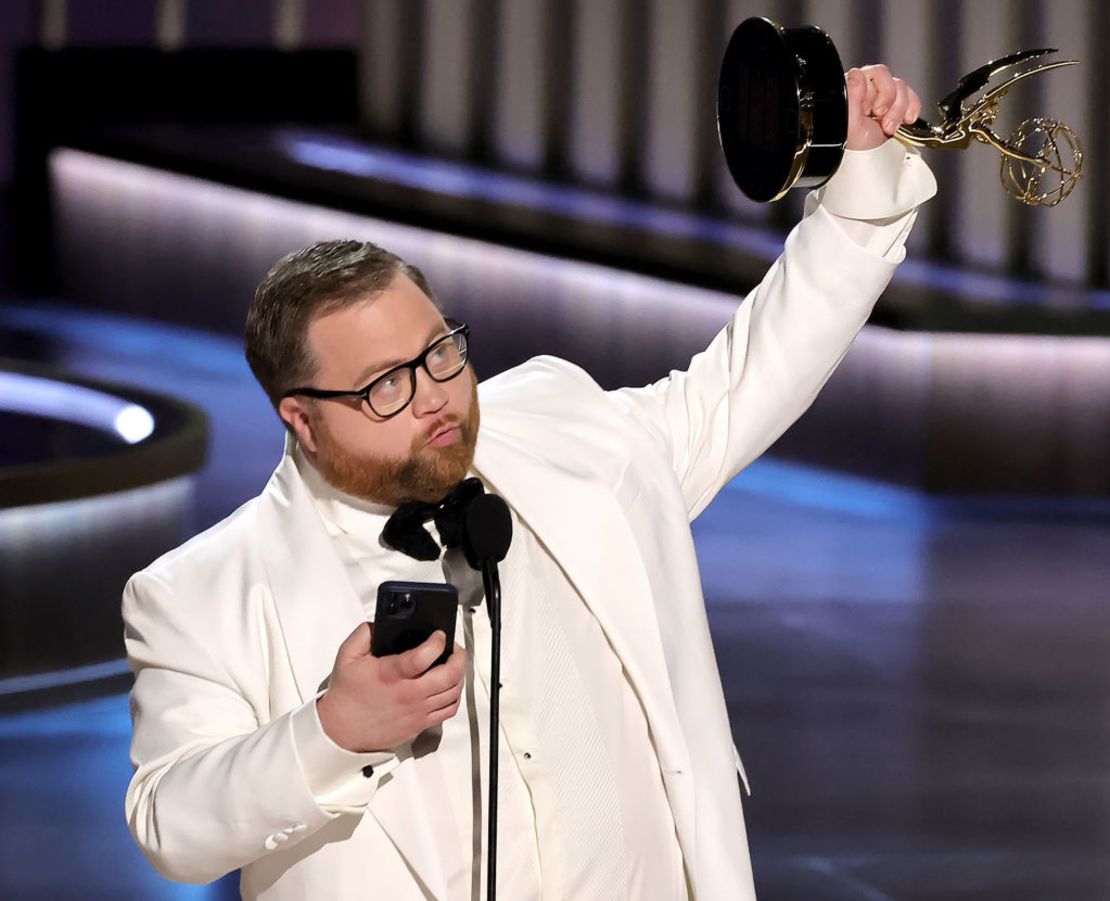 Paul Walter Hauser recibe el premio a mejor actor de reparto en una miniserie por "Black Bird"