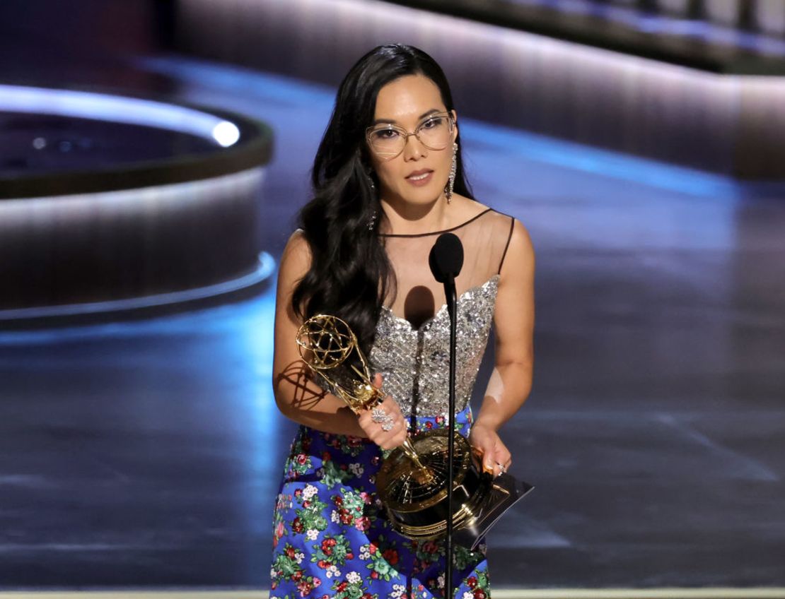 Ali Wong recibe el premio a la mejor actriz en una miniserie por "Beef" en los premios Emmy 2023 que se realizan en el Peacock Theater de Los Ángeles, California.