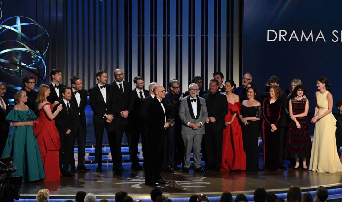 El equipo de "Succession" recibe el premio a mejor serie dramática.