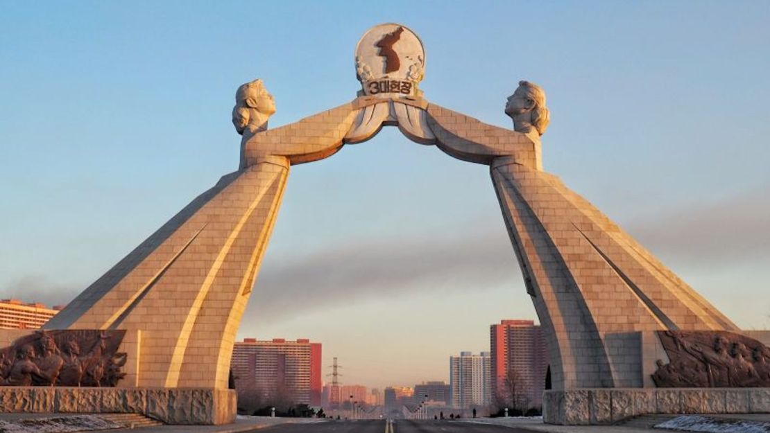 El Monumento a la Carta de los Tres Puntos para la Reunificación Nacional (Arco de la Reunificación) cerca de Pyongyang, Corea del Norte.