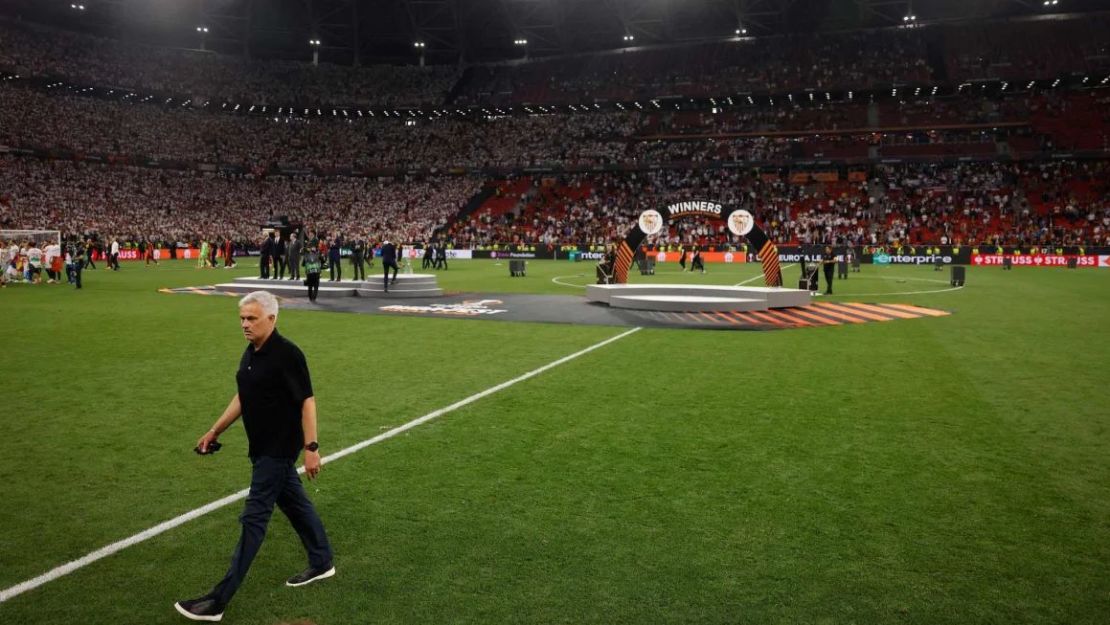 José Mourinho, en la imagen abandonando el terreno de juego al término de la final de la UEFA Europa League entre el Sevilla FC y el AS Roma, ha sido destituido por el club italiano.