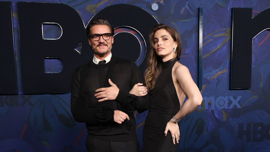 Lux Pascal, actriz y modelo trans, junto a su hermano Pedro Pascal en los Emmy.