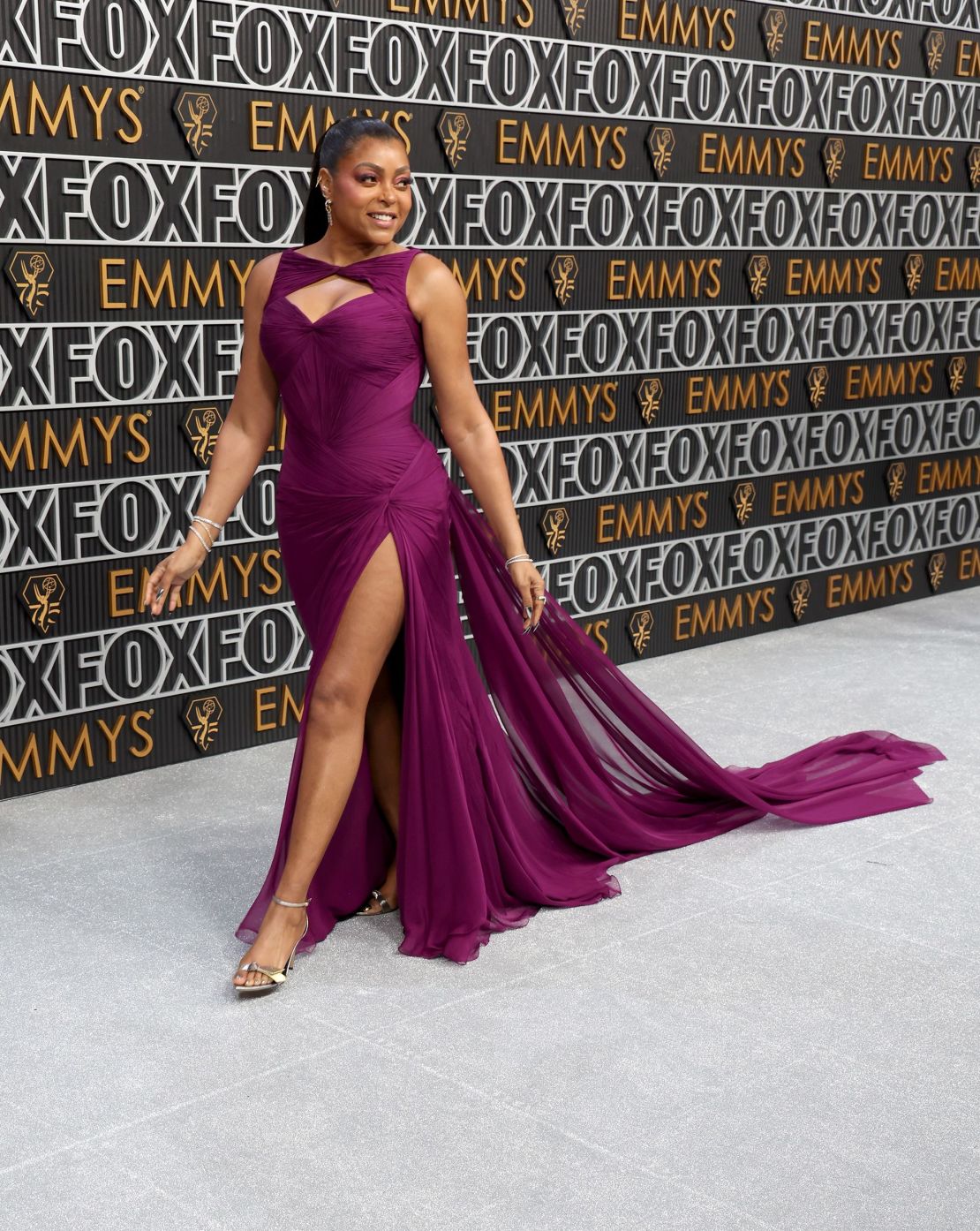 Taraji P. Henson derrochó elegancia con un vestido magenta de Atelier Versace con una suave cola de seda.