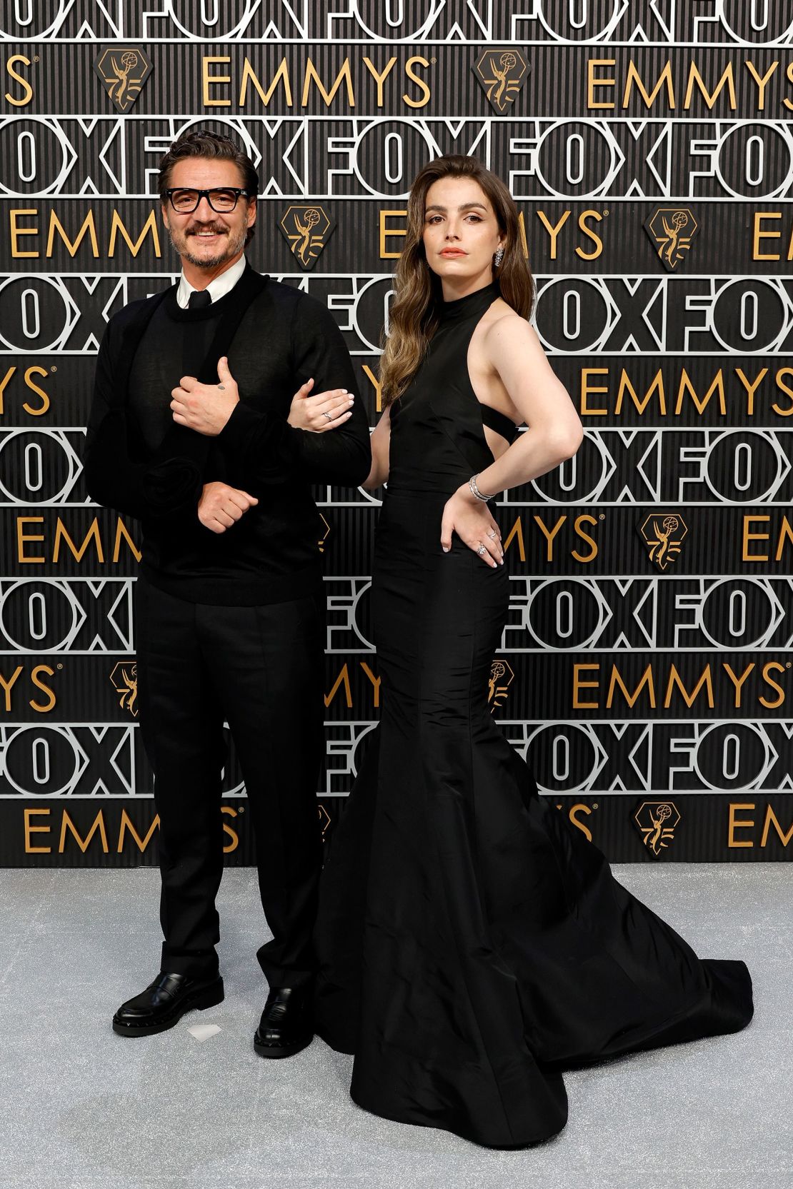 Pedro Pascal y su hermana, la actriz chilena Lux Pascal, lucieron elegantes vestidos de negro.