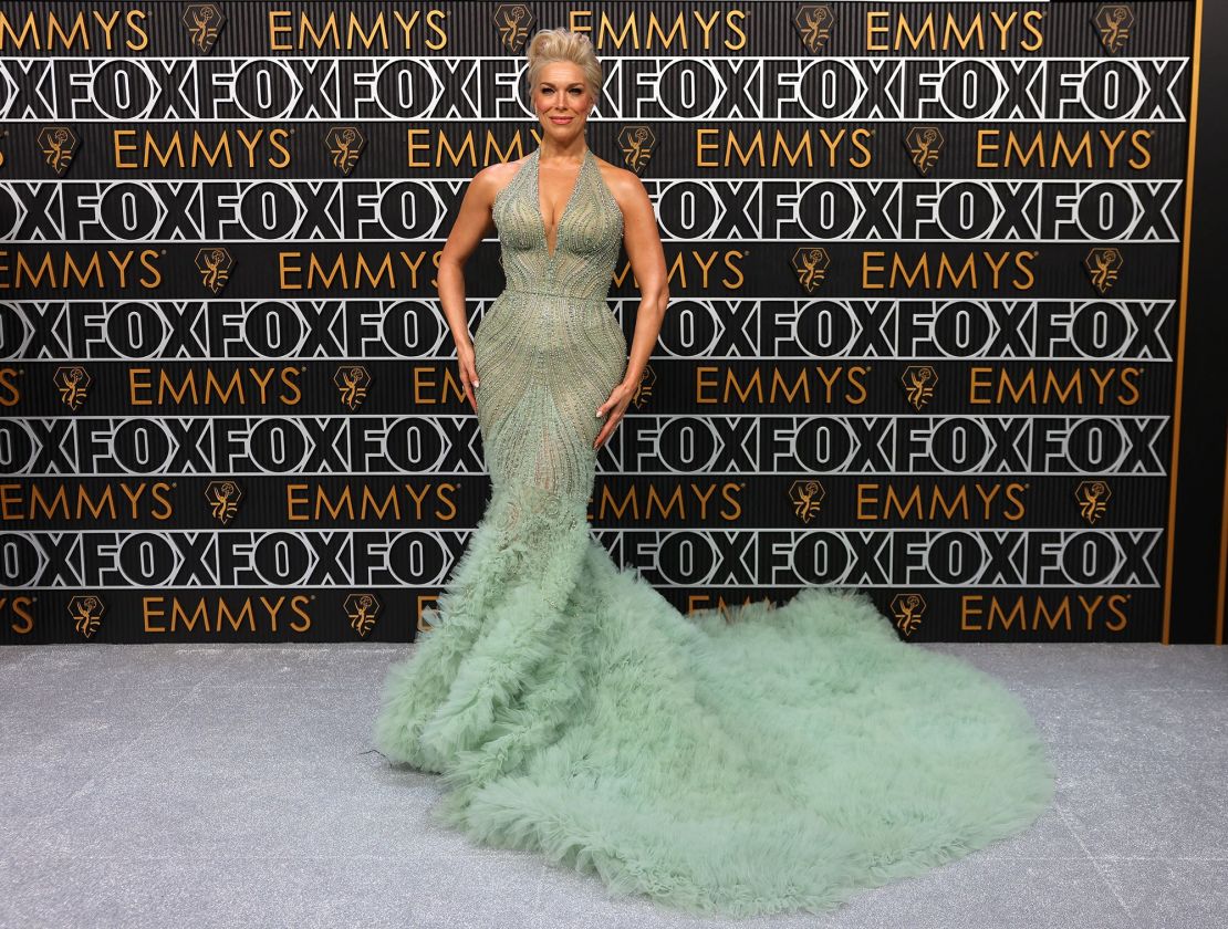 La estrella de "Ted Lasso", Hannah Waddingham, lució glamurosa con un vestido de Marchesa de cuentas verde menta con cola de tul con volados.