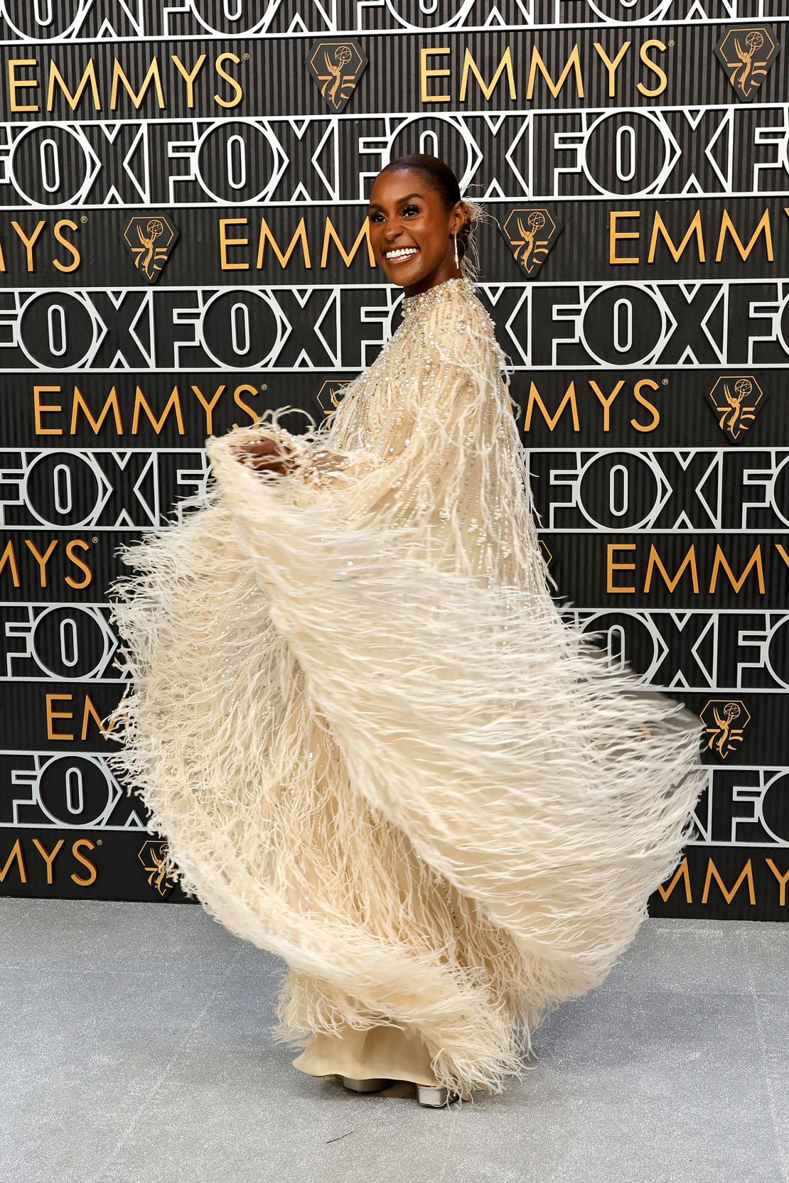 Issa Rae con un vestido de plumas de Pamella Roland con adornos de perlas y cristales.