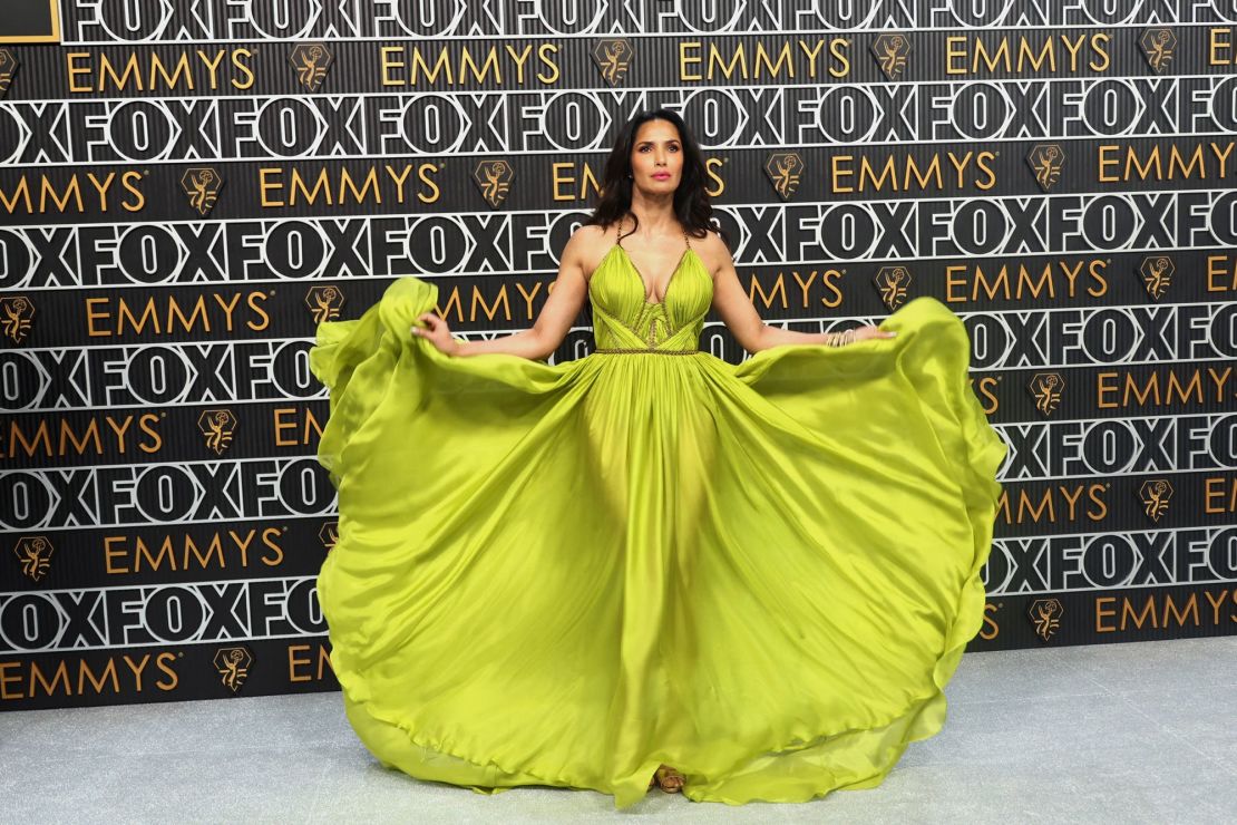 La presentadora de televisión Padma Lakshmi llega con un vestido verde neón con adornos dorados en el corpiño de la firma neoyorquina Marchesa.