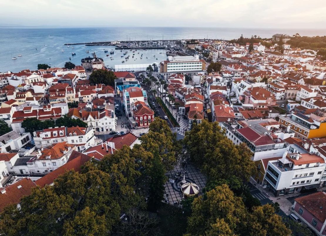El antiguo pueblo pesquero de Cascais se encuentra a poca distancia de Lisboa. Crédito: Alexandre Rotenberg/Alamy Stock Photo