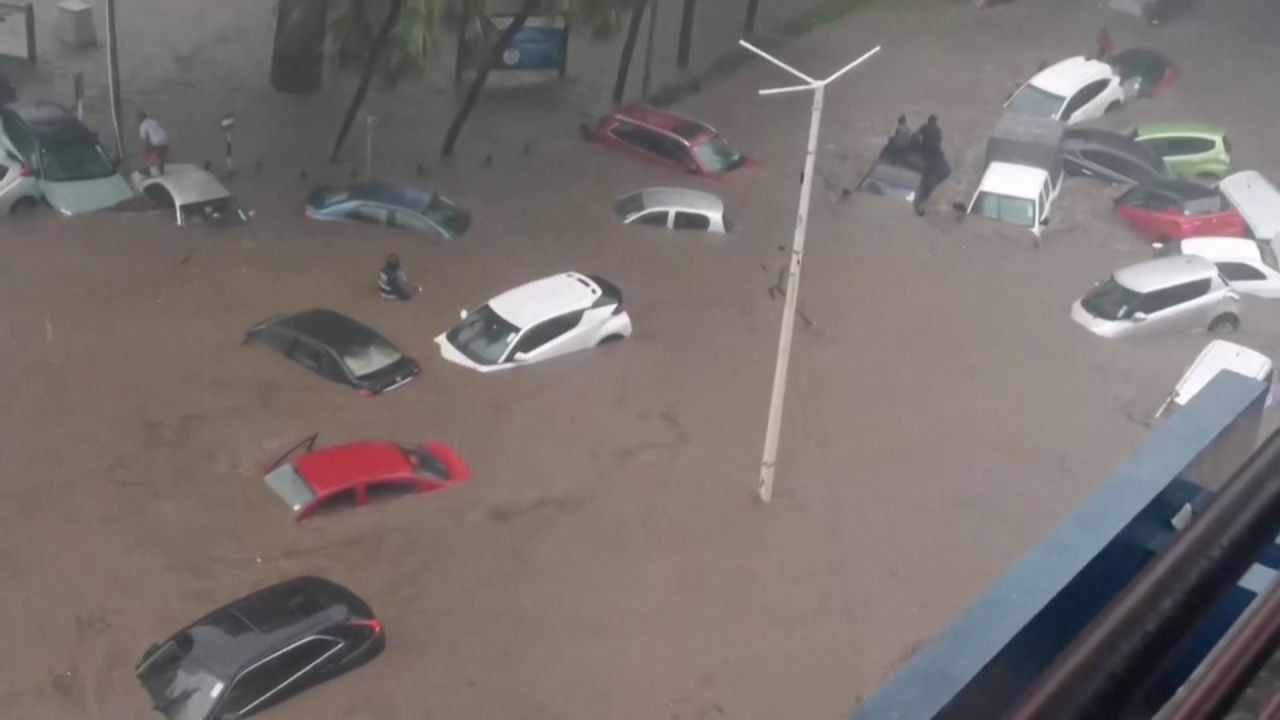 CNNE 1549847 - autos bajo el agua por las intensas lluvias en mauricio