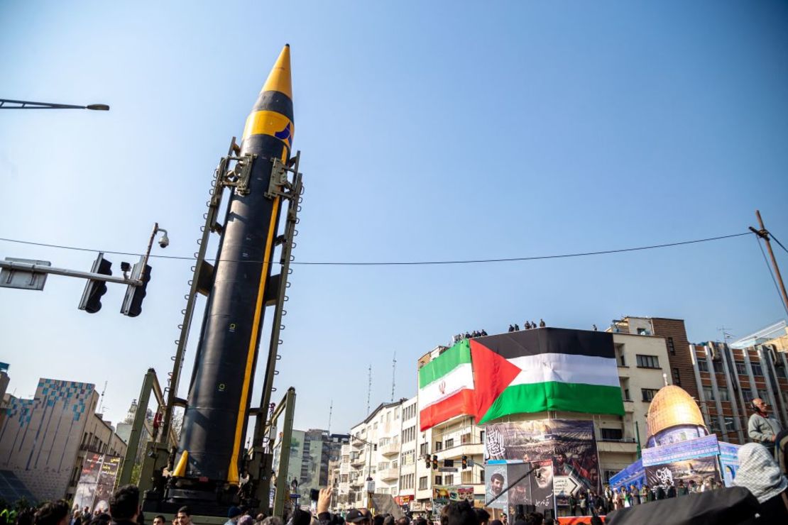 Manifestantes y de las fuerzas paramilitares iraníes Basij marchan durante una manifestación anti-Israel para mostrar su solidaridad con los palestinos, en Teherán, el 24 de noviembre de 2023.