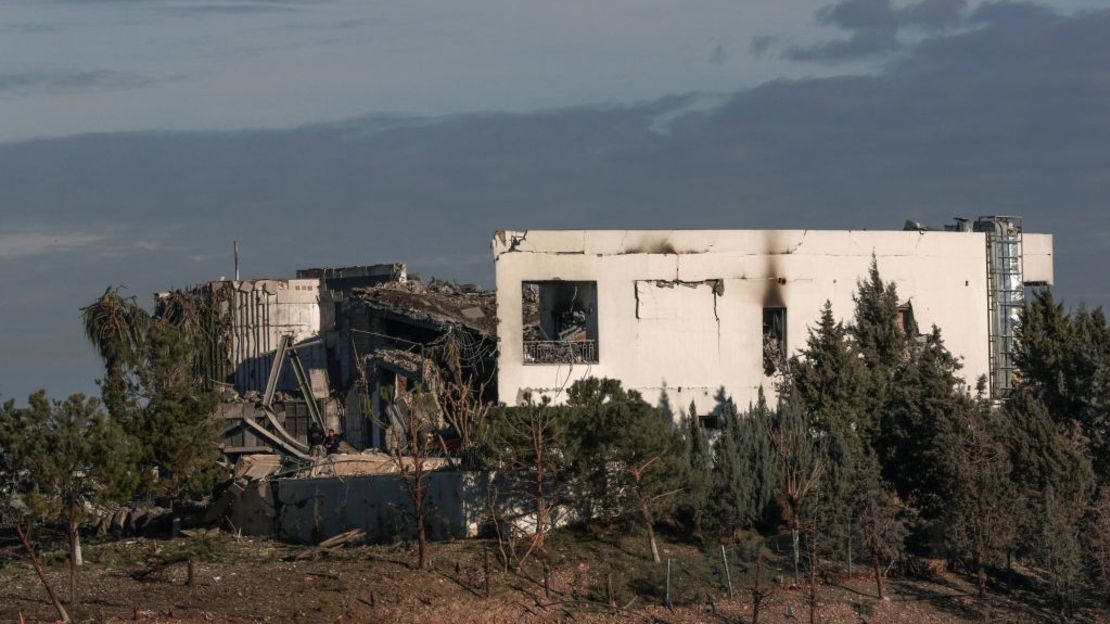 Una imagen muestra una vista de un edificio dañado tras un ataque con misiles lanzado por Irán contra la capital de la región del Kurdistán, Erbil, el 16 de enero de 2024.