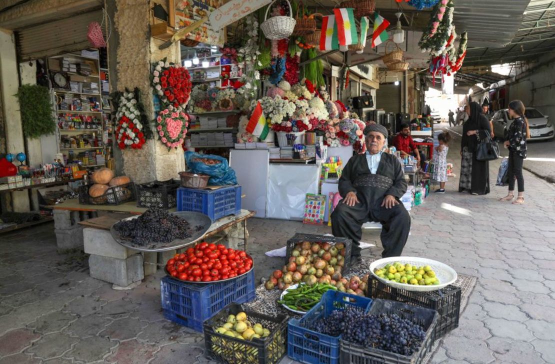 Un vendedor kurdo atiende su tienda en un mercado de la ciudad de Koye, 100 km al este de Arbil, capital de la región autónoma kurda del norte de Iraq.