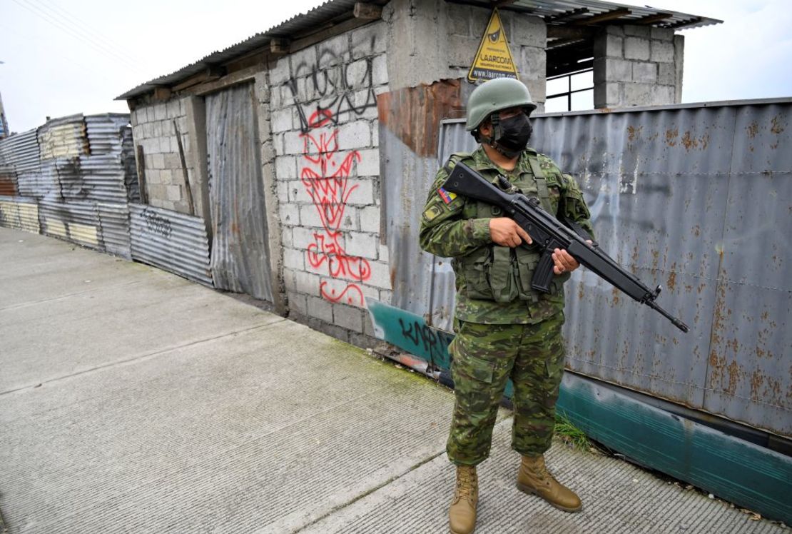 Un miembro del Ejército patrulla un barrio en el sur de Quito, el 12 de enero de 2024. Crédito: STRINGER/AFP vía Getty Images