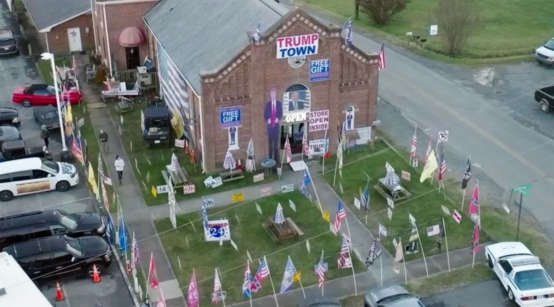 La vieja iglesia ahora alberga un tesoro de mercancía de Trump. Crédito: CNN