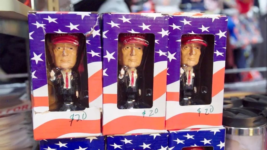 Los muñecos de Trump están entre los artículos más discretos a la venta. Crédito: CNN