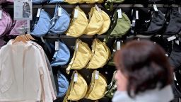 Una mujer pasa junto a un estante del mini bolso de hombro redondo viral en una tienda Uniqlo en Tokio, Japón, el 16 de enero de 2024.
Richard A. Brooks/AFP/Getty Images