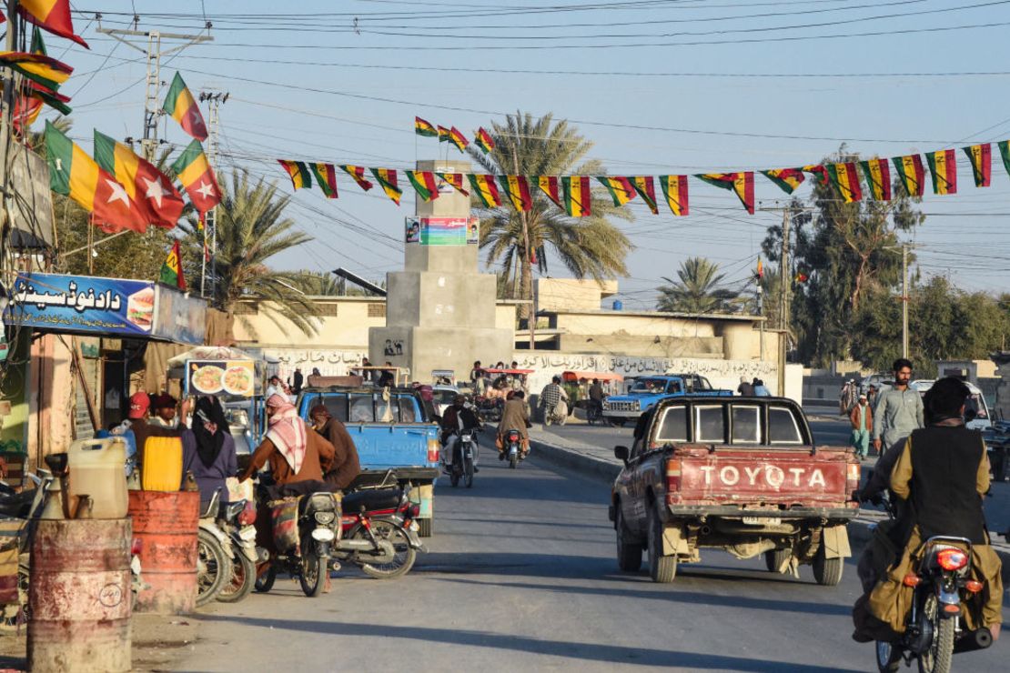 Varios transeúntes recorren una calle del distrito de Panjgur, en la provincia de Baluchistán, Pakistán, el 17 de enero de 2024.