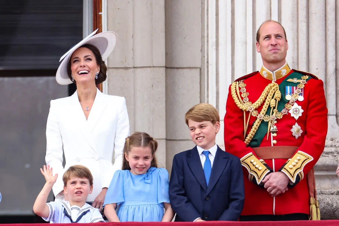 El príncipe y la princesa de Gales con sus hijos, el príncipe Luis, la princesa Charlotte y el príncipe George, en el Palacio de Buckingham en Londres, en junio de 2022.