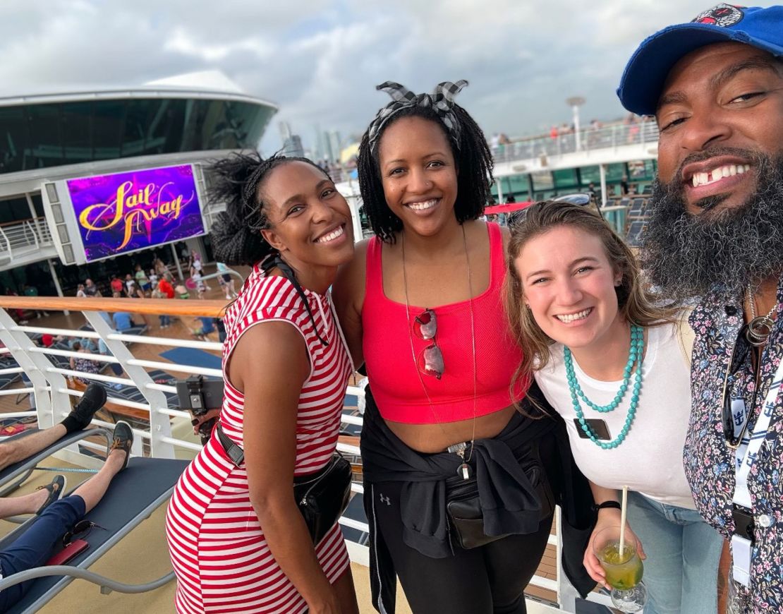 Aquí están Brandee Lake, Shannon Marie Lake, Jenny Hunnicutt y Anthony McWilliams divirtiéndose a bordo del barco. Crédito: Anthony Antoine