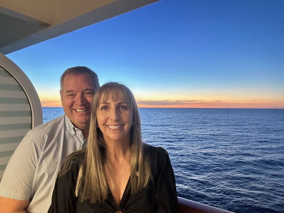 Joe Martucci, en la foto con su mujer Audrey a bordo del Serenade of the Seas, se ha convertido en una estrella accidental de TikTok, conocido como "Cruise Dad". Crédito: Joe y Audrey Martucci