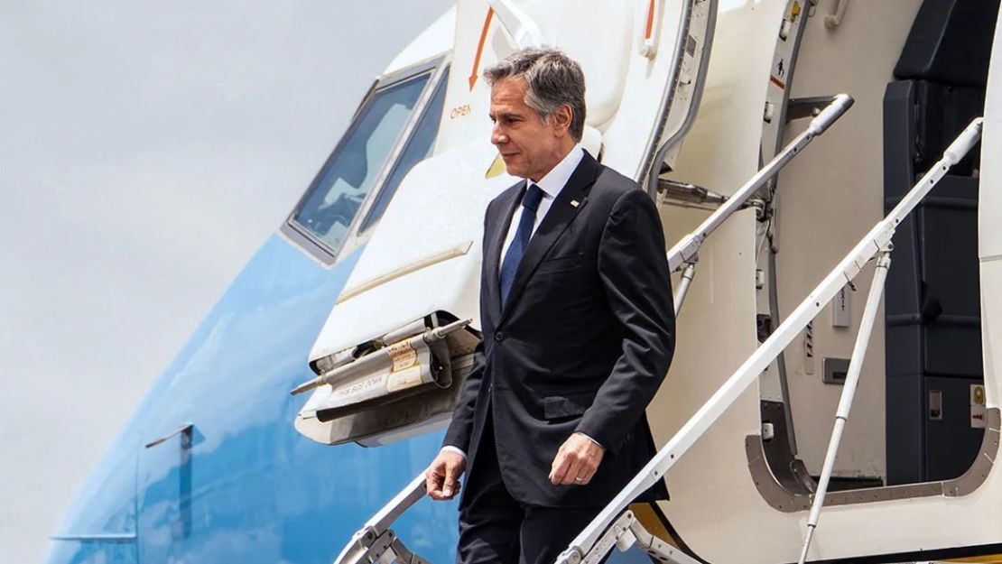 Antony Blinken baja de su avión tras su llegada al Aeropuerto Internacional Cheddi Jagan para una visita oficial a Georgetown, Guyana, en julio de 2023. Keno George/AFP/Getty Images/File