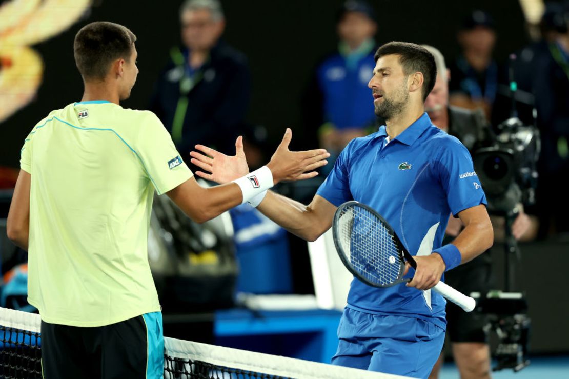 Novak Djokovic y Alexei Popyrin al finalizar el encuentro del Abierto de Australia. Crédito: Darrian Traynor/Getty Images