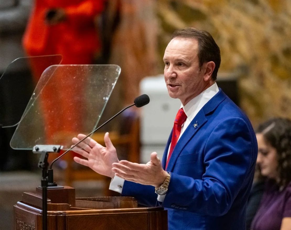 El gobernador Jeff Landry habla el lunes durante el inicio de una sesión legislativa especial en Baton Rouge, Louisiana. Crédito: Michael Johnson/Pool/The Advocate/AP