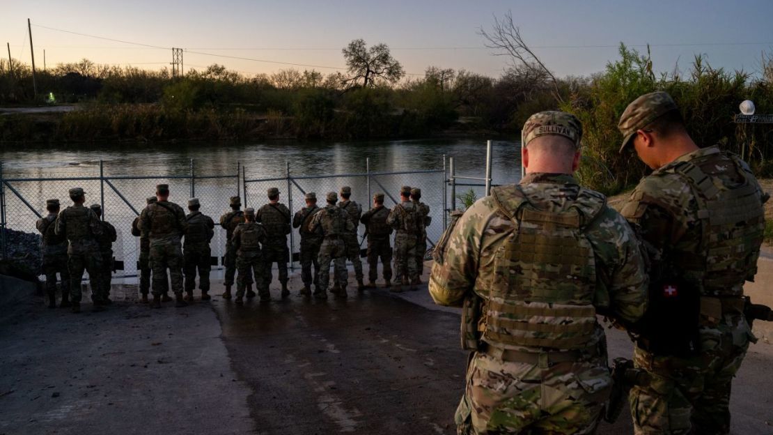 Soldados de la Guardia Nacional montan guardia a orillas del río Grande en el parque Shelby en Eagle Pass, Texas. Crédito: Brandon Bell/Getty Images