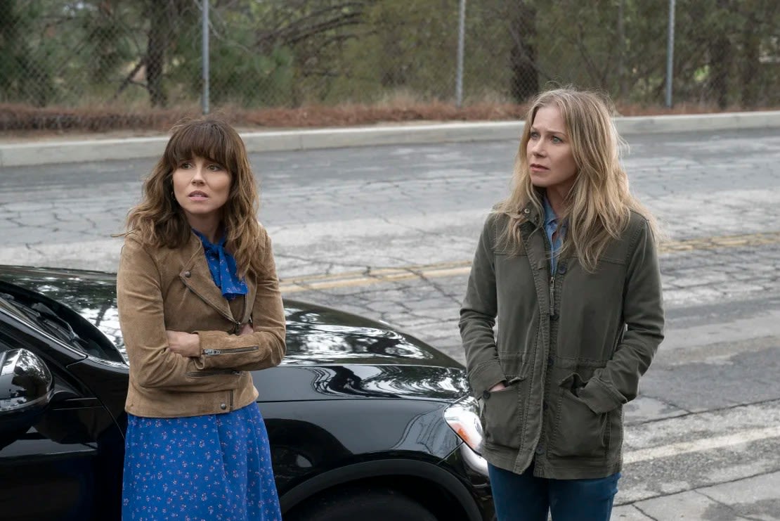 Linda Cardellini y Christina Applegate en "Dead to Me". Saeed Adyani / Netflix