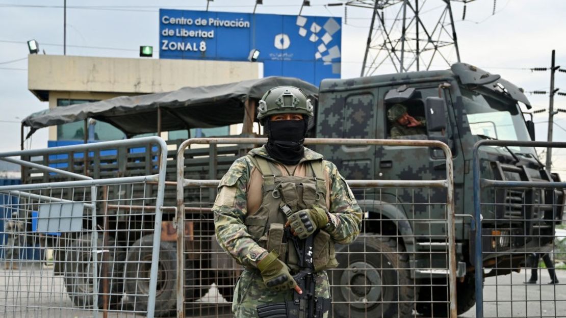 Un soldado monta guardia frente al complejo penitenciario Regional 8 durante una operación en Guayaquil, Ecuador, el 18 de enero de 2024. El ejército y la policía de Ecuador lanzaron el jueves una operación en un vasto complejo penitenciario en la ciudad portuaria de Guayaquil, el centro neurálgico de la guerra del gobierno contra las bandas de narcotraficantes.