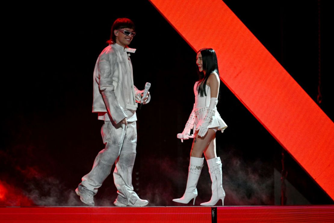 El mexicano Peso Pluma y la argentina Nicki Nicole en el escenario durante los Premios Billboard de la Música Latina 2023 en el Watsco Center el 5 de octubre de 2023 en Coral Gables, Florida.