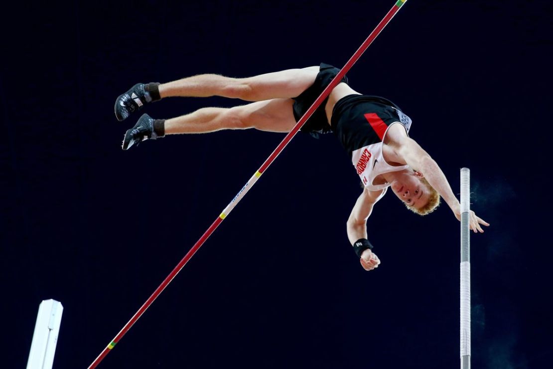 Shawn Barber compitió en la final masculina de salto con garrocha en el Campeonato Mundial de Atletismo de la IAAF de 2015 en Beijing.