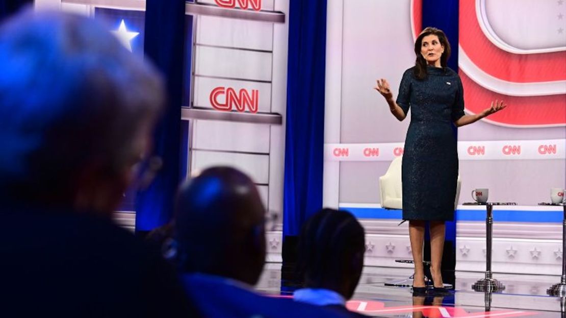 La exgobernadora de Carolina del Sur, Nikki Haley, participa en un foro de CNN en Henniker, Nueva Hampshire, el 18 de enero de 2024.