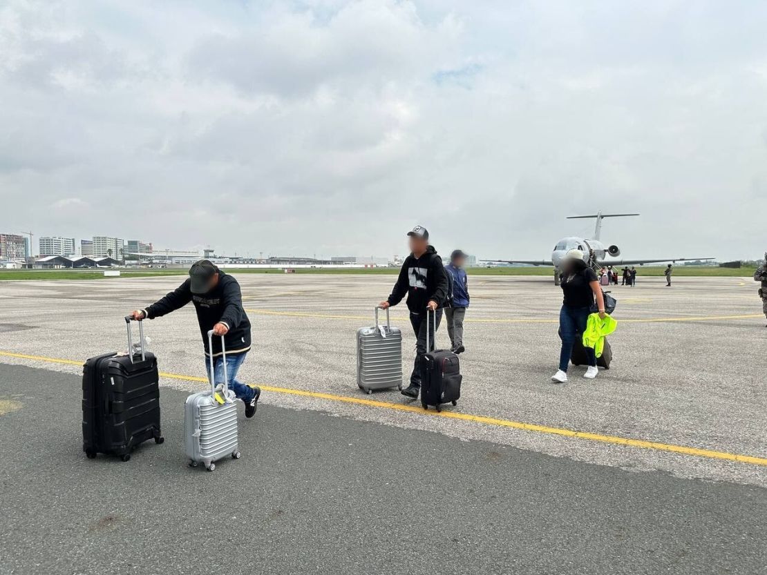 Familiares de "Fito" expulsados de Argentina llegan a Ecuador
