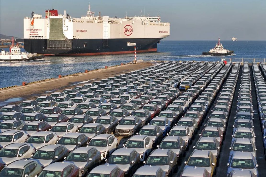 Vehículos eléctricos esperando a ser cargados en el "BYD Explorer No. 1", un buque de transporte marítimo destinado a exportar vehículos BYD, en el puerto de Yantai, en la provincia oriental china de Shandong, en enero. Crédito: STR/AFP/Getty Images