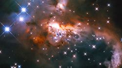 CNNE 1553367 - un "muneco de nieve" de gas y polvo es captado por el telescopio hubble