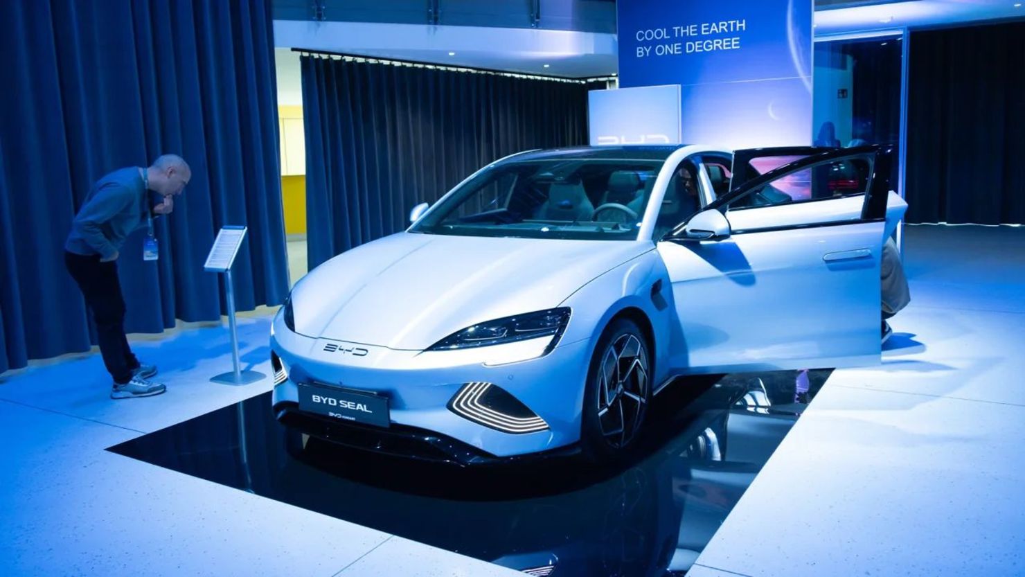Un comprador observa un vehículo eléctrico BYD en Budapest, Hungría, en octubre. Crédito: Attila Volgyi/Xinhua/Getty Images