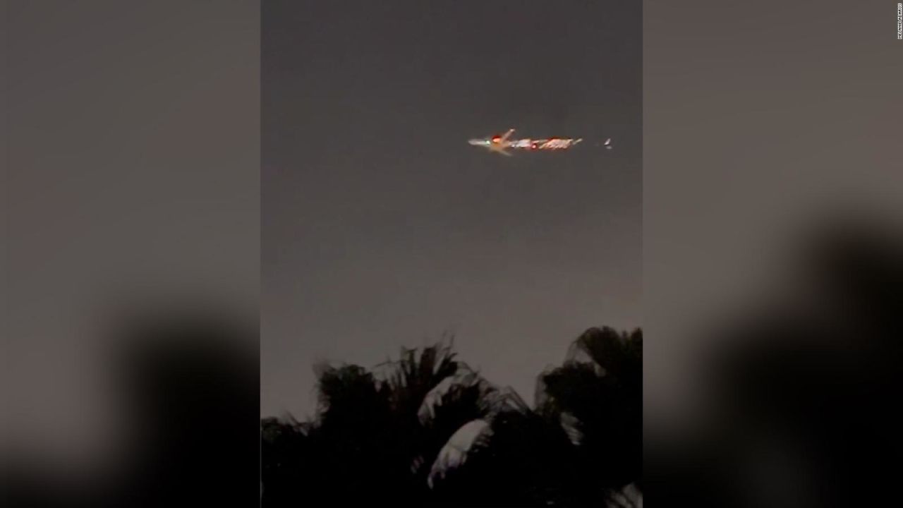 CNNE 1553382 - "dios mio, ¡esta ardiendo!" se ven llamas saliendo de un avion en el aire