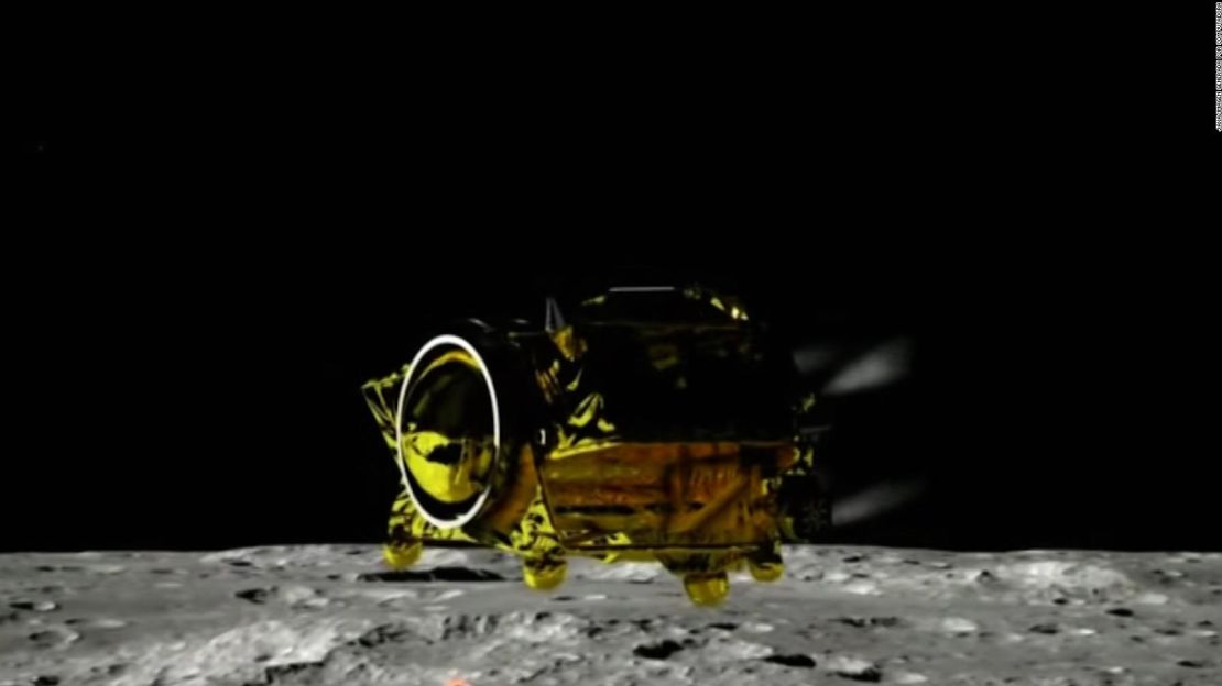 Una imagen tomada por el Lunar Excursion Vehicle 2 muestra la nave espacial SLIM de Japón en la Luna. El explorador robótico “Moon Sniper” alunizó a 55 metros (180 pies) de su objetivo. JAXA