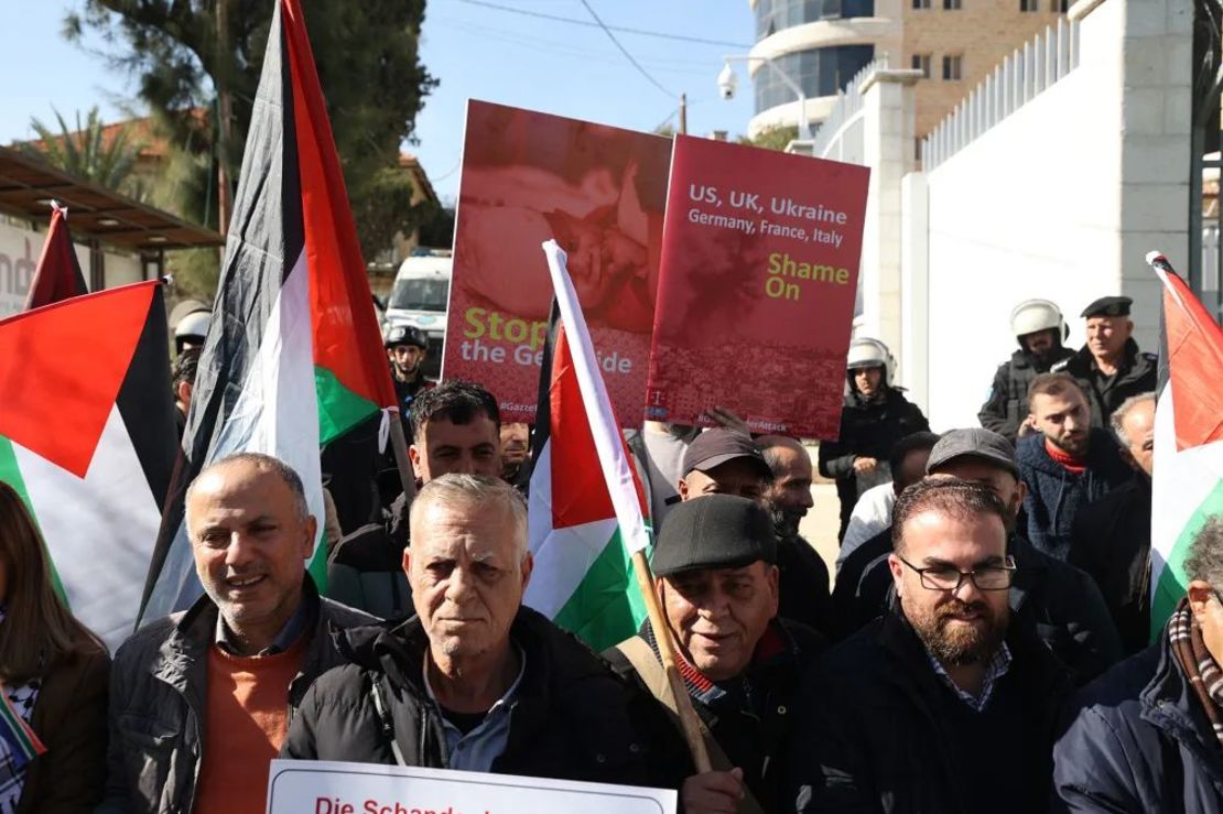 Palestinos protestan frente a la representación alemana en la ciudad de Ramala, contra lo que denominan "la política alemana de apoyo a Israel en la guerra contra Gaza", en Ramala, Ribera Occidental, el 18 de enero. Crédito: Jaafar Ashtiyeh/AFP/Getty Images